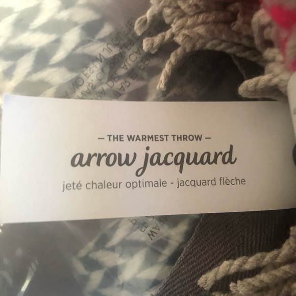 NWT West Elm PINK Arrow Jacquard Throw - Picture 5 of 6